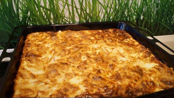 Рваный пирог из лаваша с сыром и колбасой