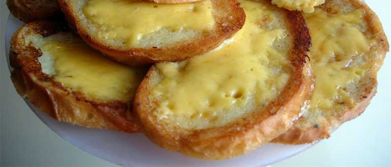 Сладкие гренки из хлеба с яйцом на сковороде рецепт с фото - 1000.menu