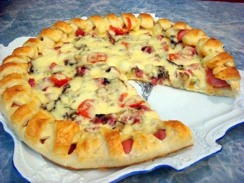Пицца с колбасой и сыром и огурцами