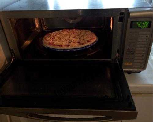 Как сделать пиццу в микроволновке: вкусный рецепт за 5 минут