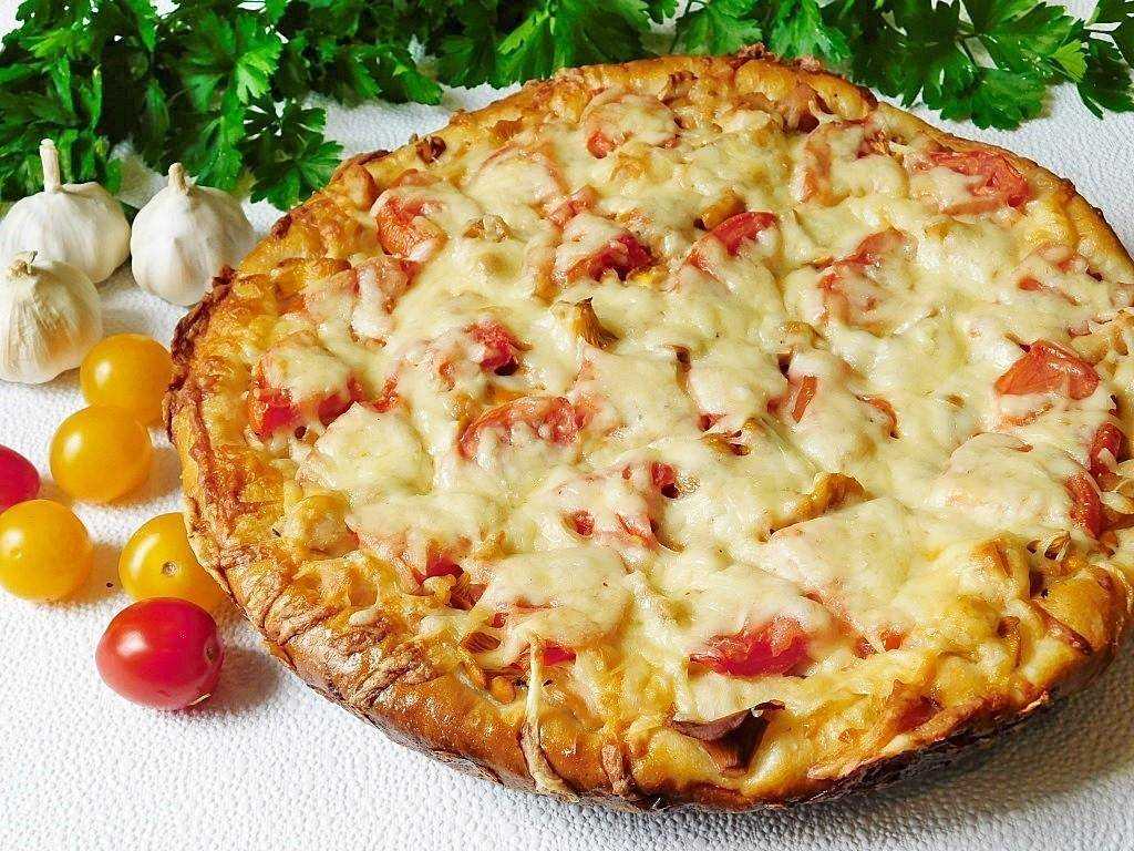 Пицца с колбасой и сыром и огурцами