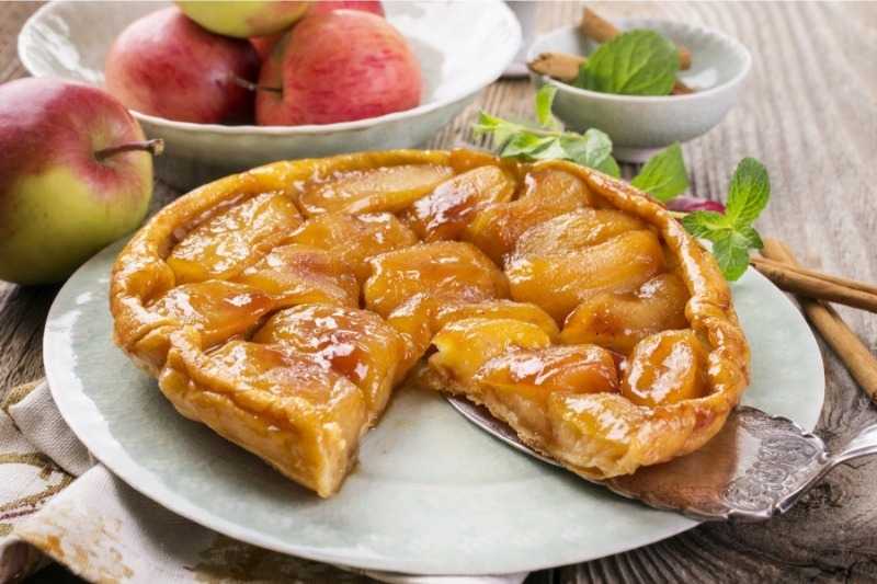 Пирог-синнабон с карамелизированными яблоками | меню недели