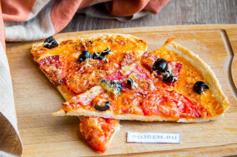 Простая пицца с колбасой и помидорами — пошаговый рецепт с фото