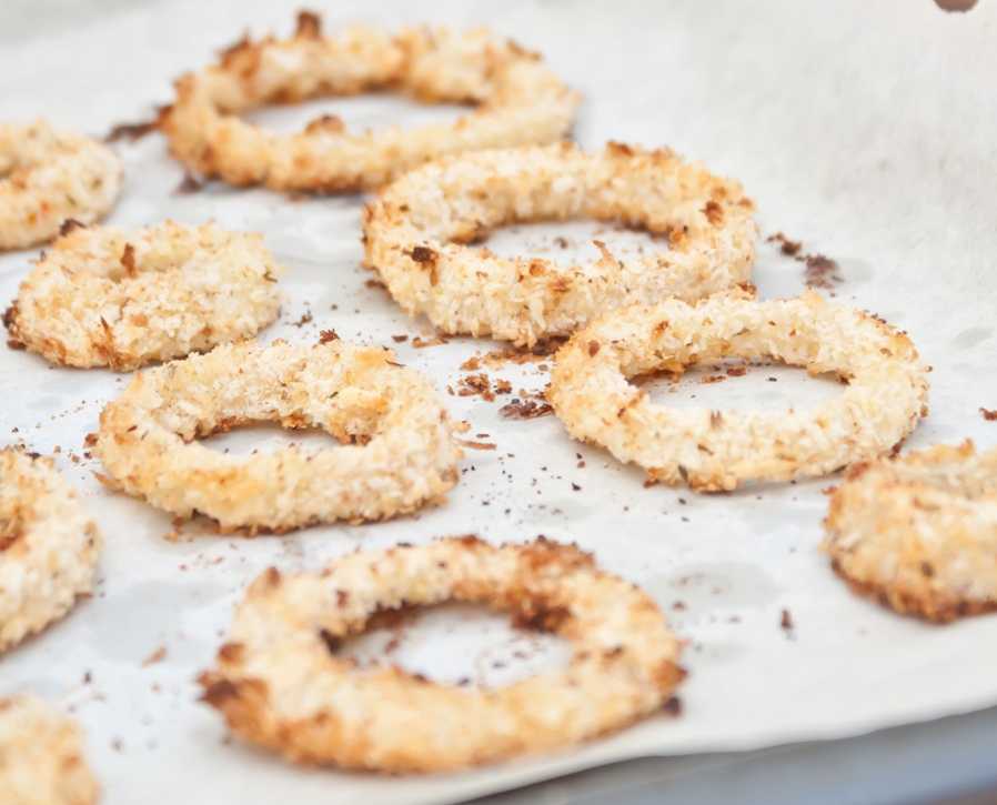 Куриная печень с луком на сковороде
