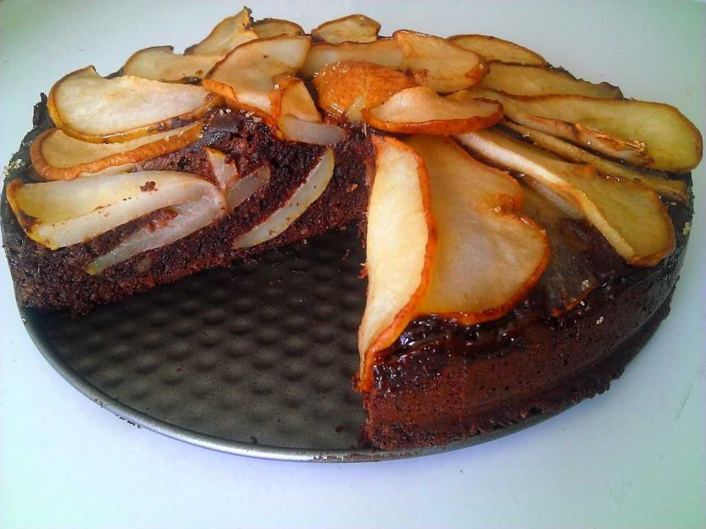 Шоколадный пирог с грушами рецепт с фото пошагово - 1000.menu