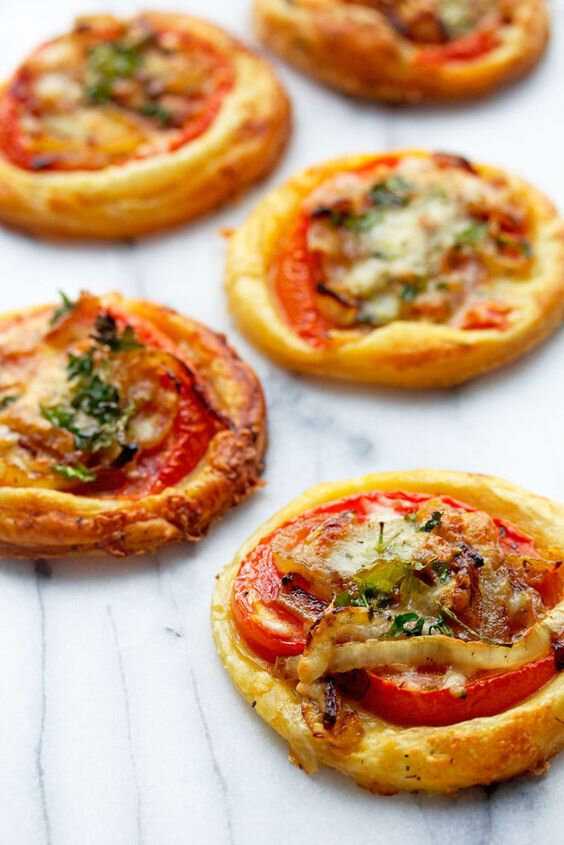 Пицца на слоеном тесте в духовке – три оригинальных рецепта