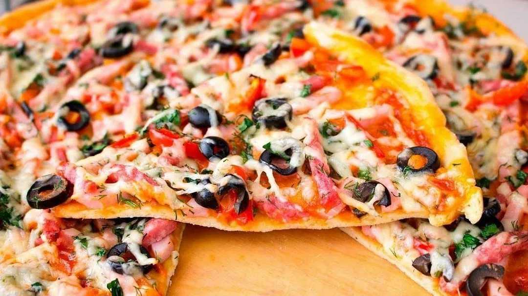 Секреты приготовления пиццы с колбасой, грибами и помидорами с фото для новичков