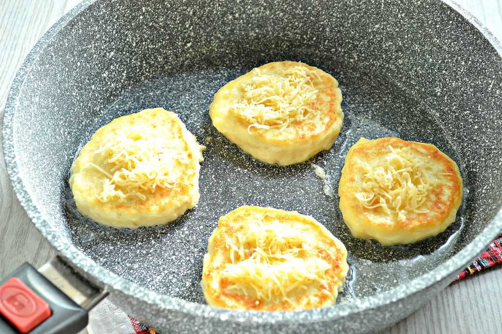 Картофельные оладьи: 10 самых вкусных рецептов оладушек из вареного или сырого картофеля