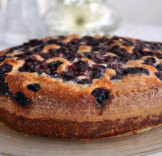 Пирог с вишней - 10 рецептов в духовке с пошаговыми фото