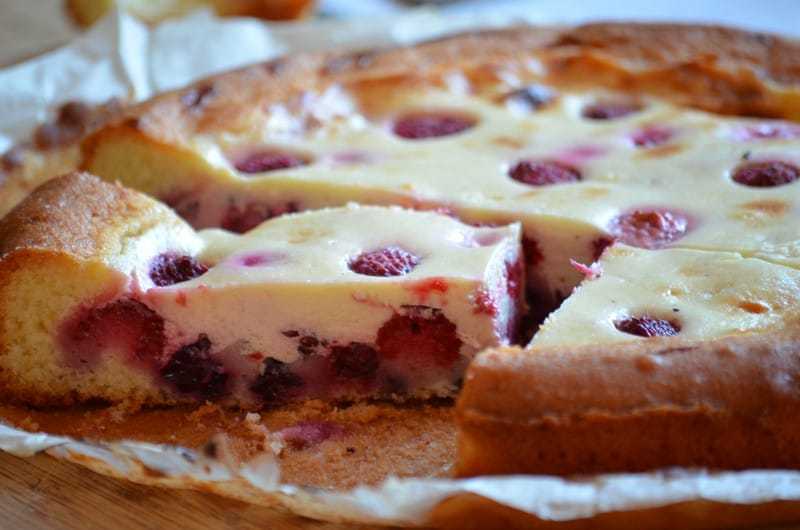 Пирог на кефире с ягодами рецепт с фото пошагово и видео - 1000.menu