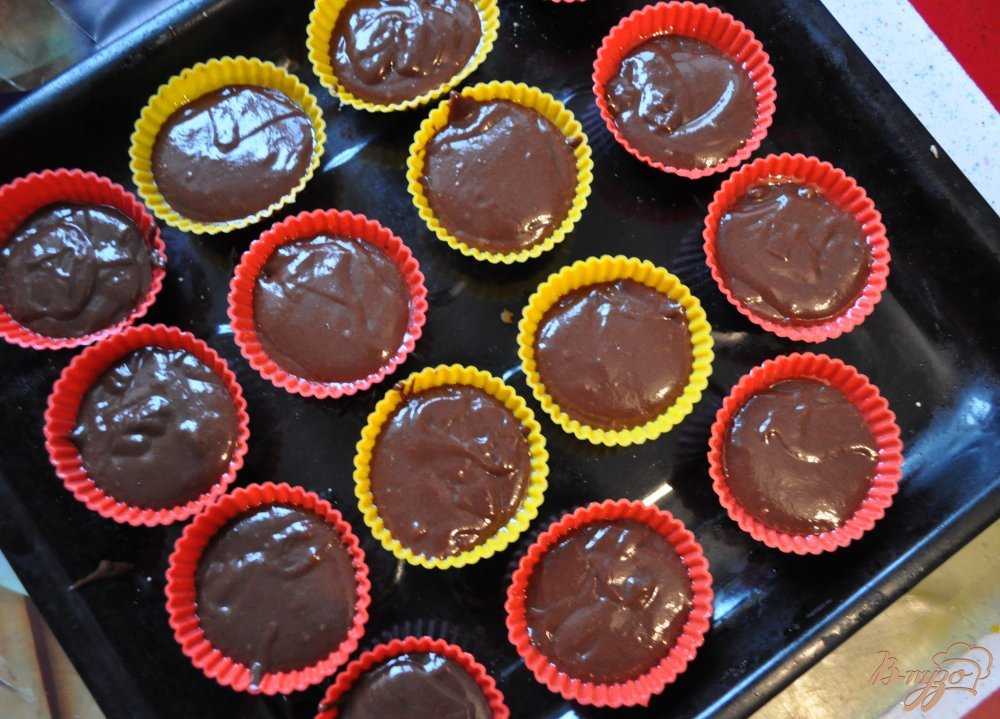 Рецепт шоколадных маффинов с жидкой начинкой внутри