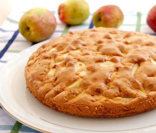 Яблочный бисквитный пирог: рецепты