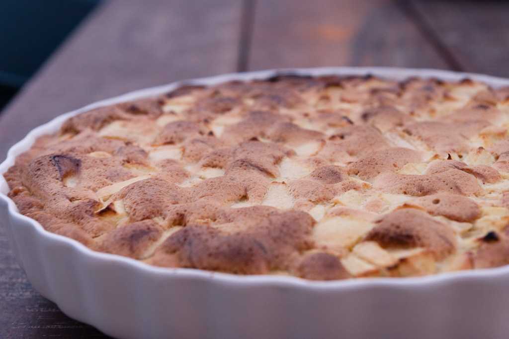 Бретонский яблочный пирог - рецепты с миндалем, черносливом и песочным тестом