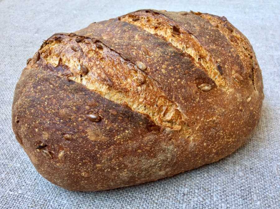 Пшенично-ржаной хлеб с семечками на закваске