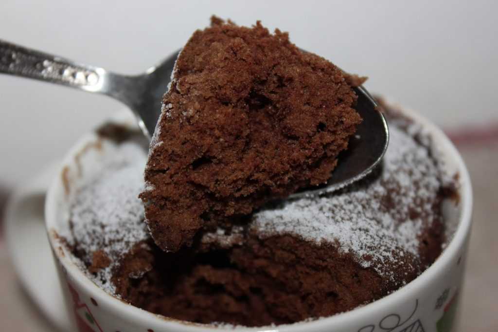 Шоколадный кекс в кружке в микроволновке за 3 минуты рецепт с фото пошагово - 1000.menu