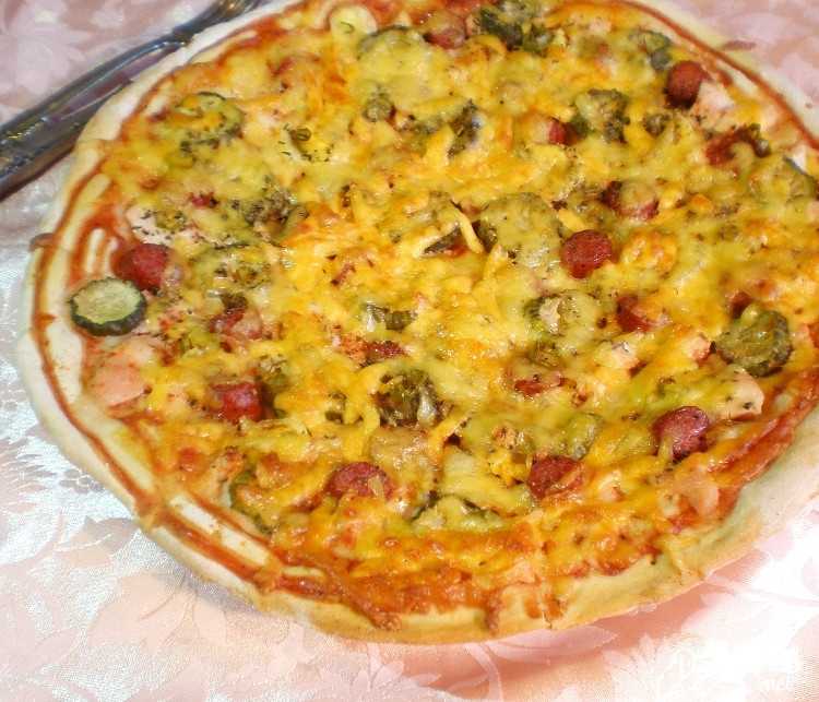 Пицца с солёными огурцами, колбасой и сыром  - пошаговый фоторецепт