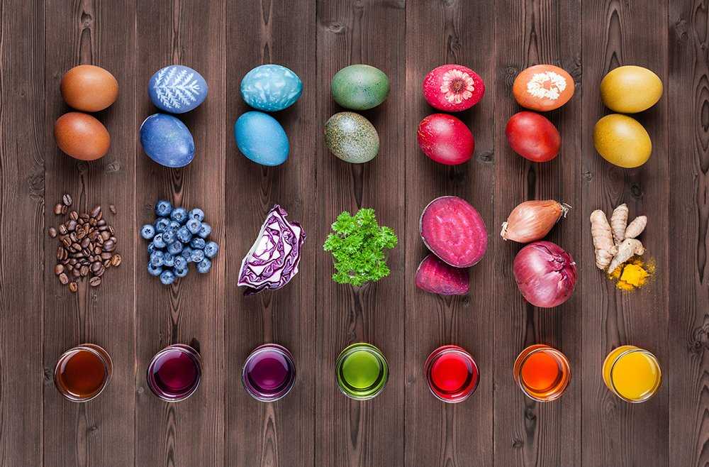 Блогер показала, как красиво и необычно покрасить яйца к пасхе с помощью простых продуктов