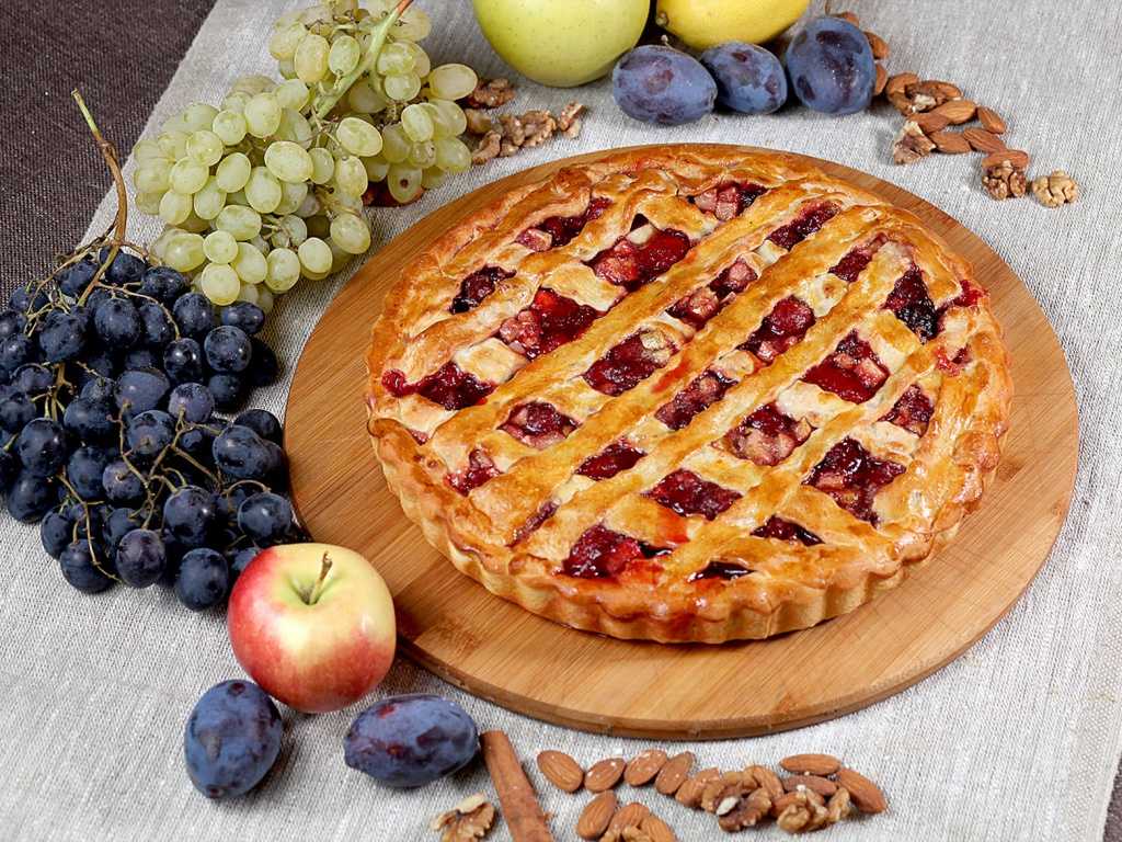 Пирог с яблоками и брусникой – вкусный и витаминный десерт
