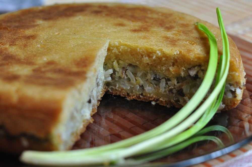 Пирог с рисом и рыбными консервами из дрожжевого теста в духовке, рецепт с фото