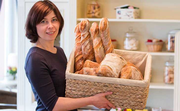 Нужно купить хлеб. Женщина с выпечкой. Хранение хлеба. Женщина печет хлеб. Хлебница хлеб.