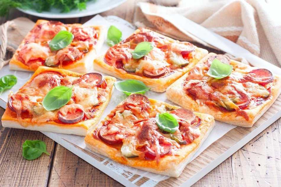 Мини-пиццы с вареной колбасой и помидорами черри рецепт с фото пошагово и видео - 1000.menu