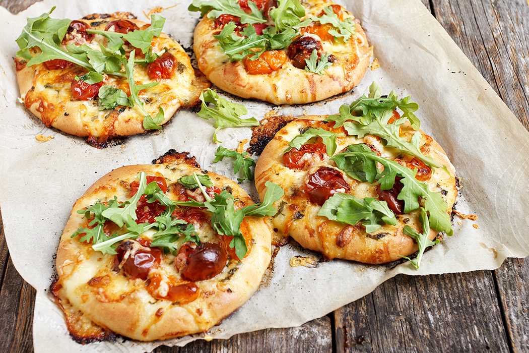 Мини пиццы на дрожжевом тесте — 6 рецептов, как в столовой