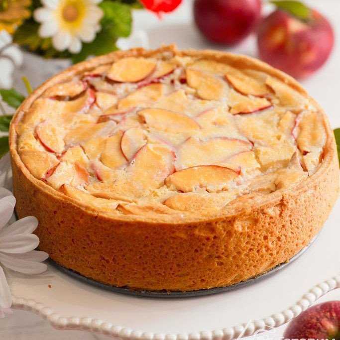 Бисквитный пирог с яблоками — 10 рецептов шарлотки