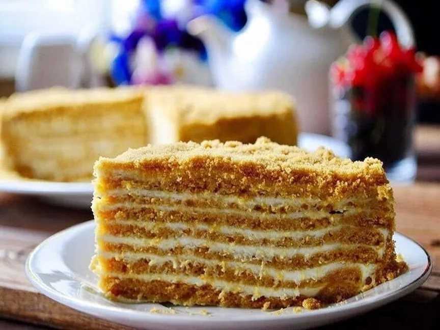 Медовый торт со сметанным кремом: секреты густого крема