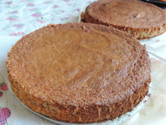 Бисквитный торт с вареной сгущенкой: пошаговый рецепт с описанием и фото, особенности приготовления