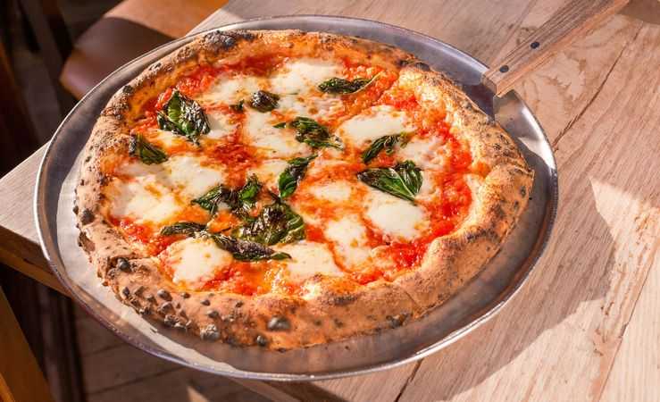 Как мастера готовят неаполитанскую пиццу: авторский рецепт от профессионалов