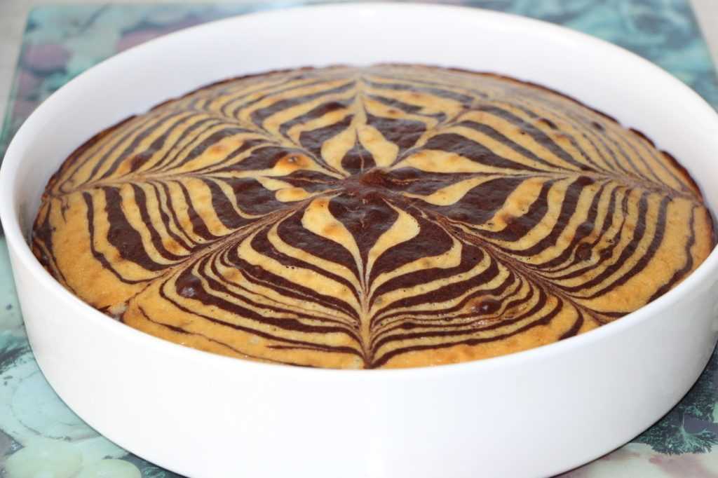 Пирог зебра на сливочном масле и сметане с какао и шоколадом рецепт с фото пошагово - 1000.menu