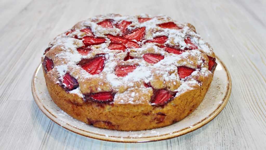 Сметанный пирог с замороженными ягодами вишни рецепт с фото - 1000.menu