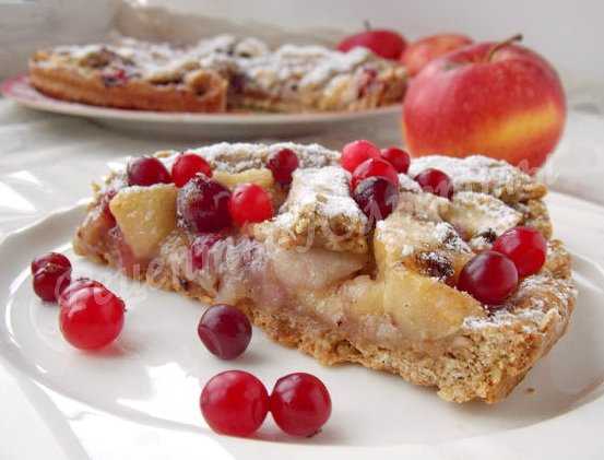 Пирог с грушами и клюквой