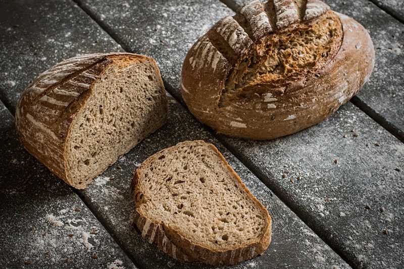 Пшенично гречневый хлеб. Гречневый хлеб. Хлеб из гречневой муки. Гречка с хлебом. Безглютеновый хлеб.