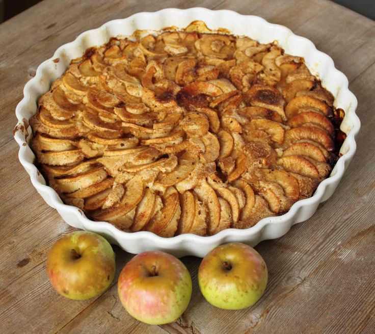 Вкусный яблочной пирог с бисквитным покрытием рецепт с фото пошагово - 1000.menu