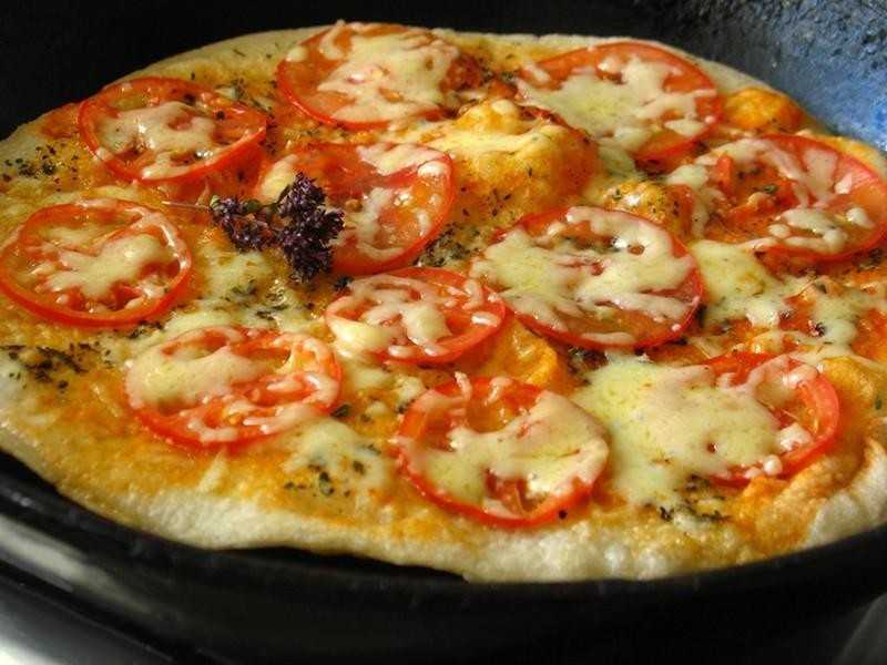 Давайте приготовим пиццу на жидком тесте со свининой, помидорами и перцем