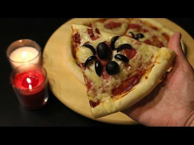 Блюда на хэллоуин пицца из слоеного теста с забавной рожицей