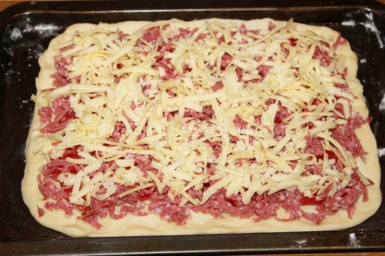 Домашняя пицца в духовке рецепт начинки. Пицца в духовке с колбасой и сыром и помидорами. Пицца с колбасой и сыром в духовке. Домашняя пицца с колбасой и сыром. Начинка для пиццы с колбасой.