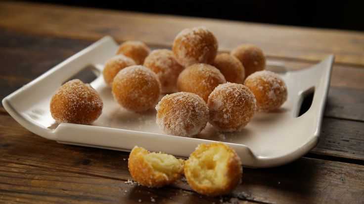 Воздушные сладкие пончики с глазурью на молоке во фритюре рецепт с фото пошагово и видео - 1000.menu