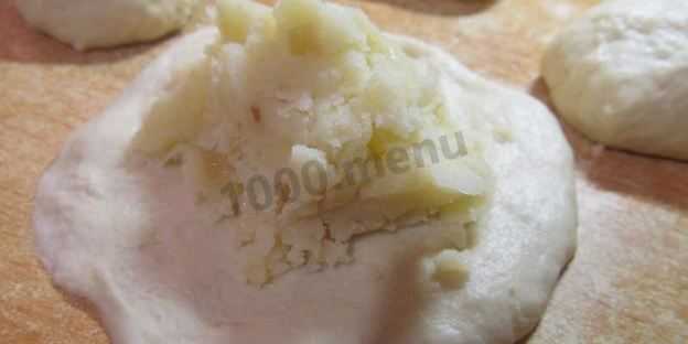 Дрожжевые пирожки с картошкой жареные на сковороде (2 рецепта)
