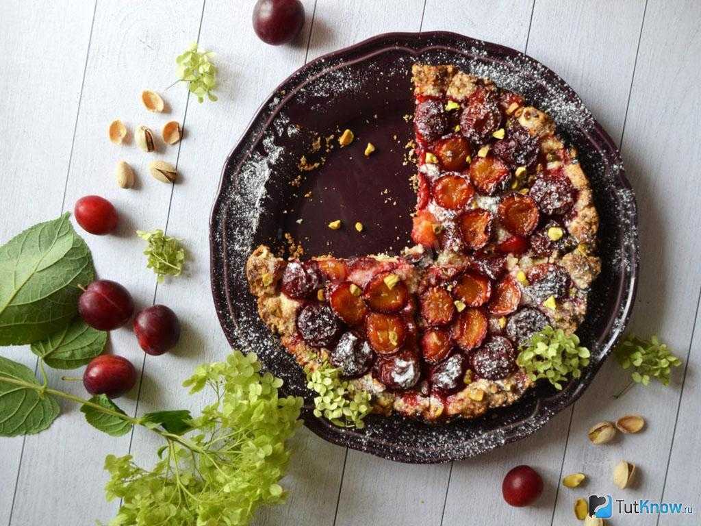 Творожный пирог со сливами и орехами рецепт с фото пошагово и видео - 1000.menu