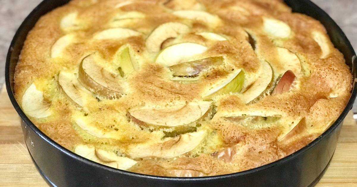Шарлотка на кефире с яблоками - восхитительно пышный пирог для всей семьи!