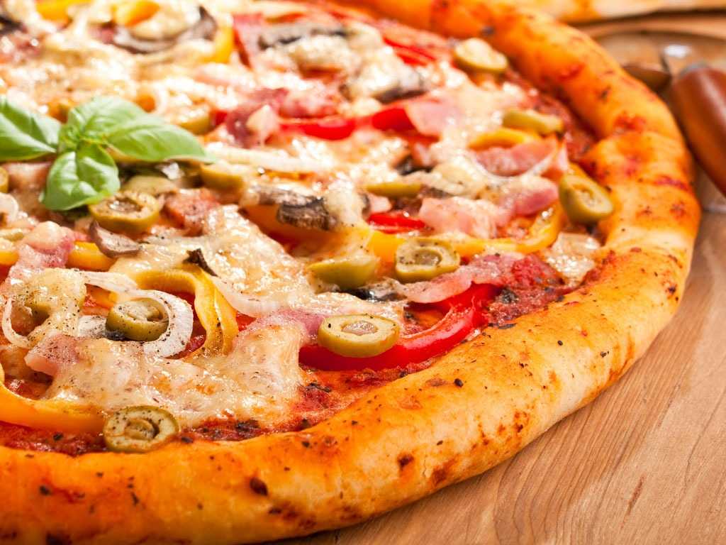 Толстушка из чикаго: упитанная пицца с фаршем, сыром и томатами (видео)