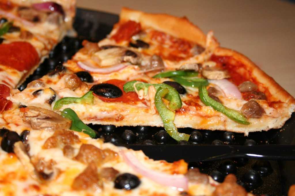 Пицца с говяжьим фаршем, сыром и томатами рецепт с фото пошагово и видео - 1000.menu