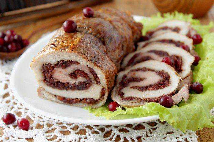 Свиной рулет с плавленным сыром, зеленью и чесноком