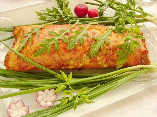 Рыбный рулет в духовке с сыром и овощами