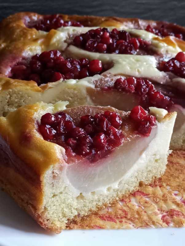 Пирог с брусникой из дрожжевого теста – 6 рецептов со сметаной и творогом