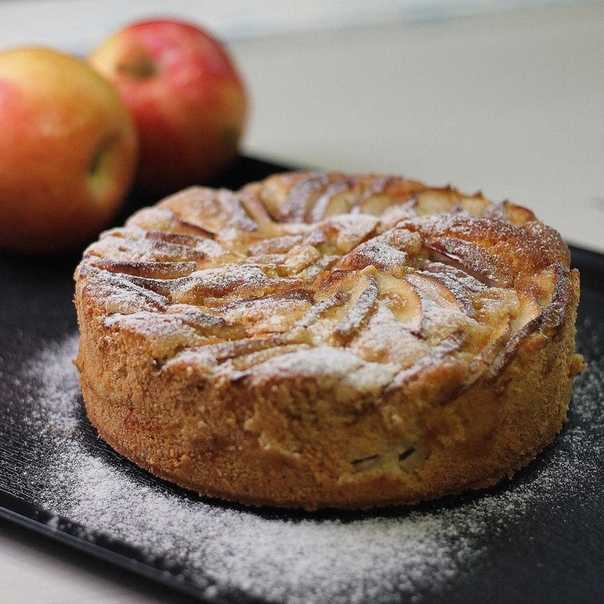 Пышная шарлотка с яблоками на кефире в духовке – 6 простых и вкусных рецептов с фото пошагово
