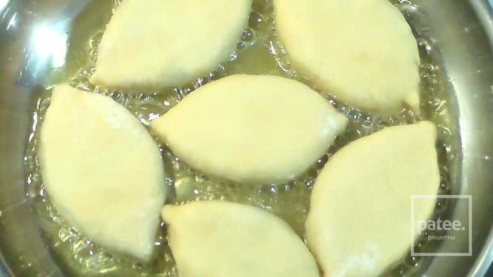 Жареные пирожки на кефире с картошкой и грибами