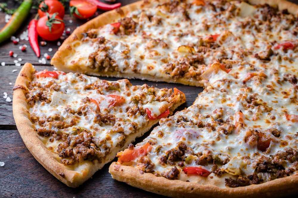 Пицца с говяжьим фаршем, сыром и томатами рецепт с фото пошагово и видео - 1000.menu